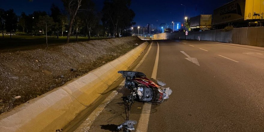 İzmir'de otomobile çarpan motosikletin sürücüsü hayatını kaybetti