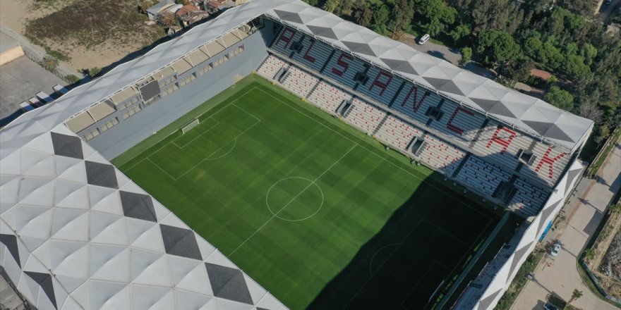 Yeniden yapılan Alsancak Stadı, futbolseverlerle buluşacağı günü bekliyor