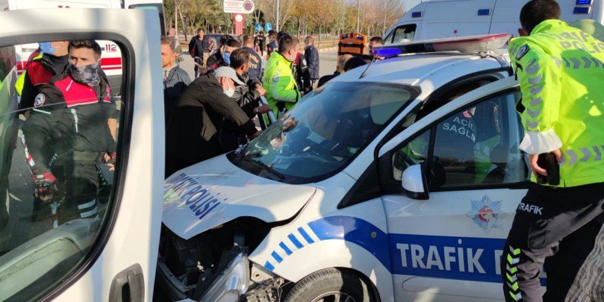 Afyonkarahisar’da öğrenci servisi ile trafik polis otosu çarpıştı