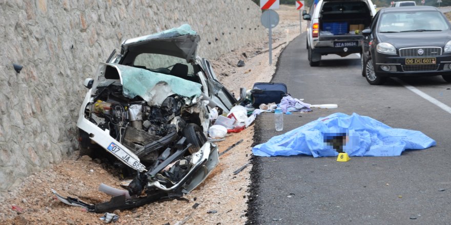 Antalya'da otomobil ve minibüs kafa kafaya çarpıştı; 1 ölü, 2 yaralı