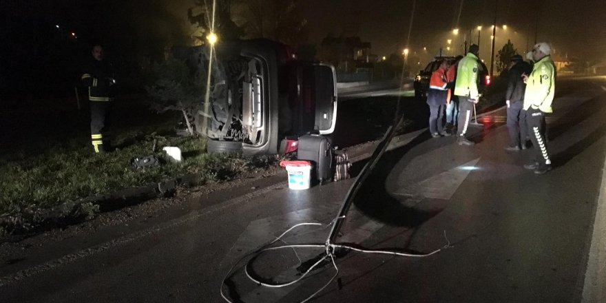 Çarptığı aydınlatma direğini kökünden söktü: 1 yaralı