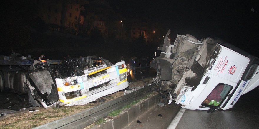 Yağışlı havada kontrolden çıkan tırın kupası ikiye bölündü