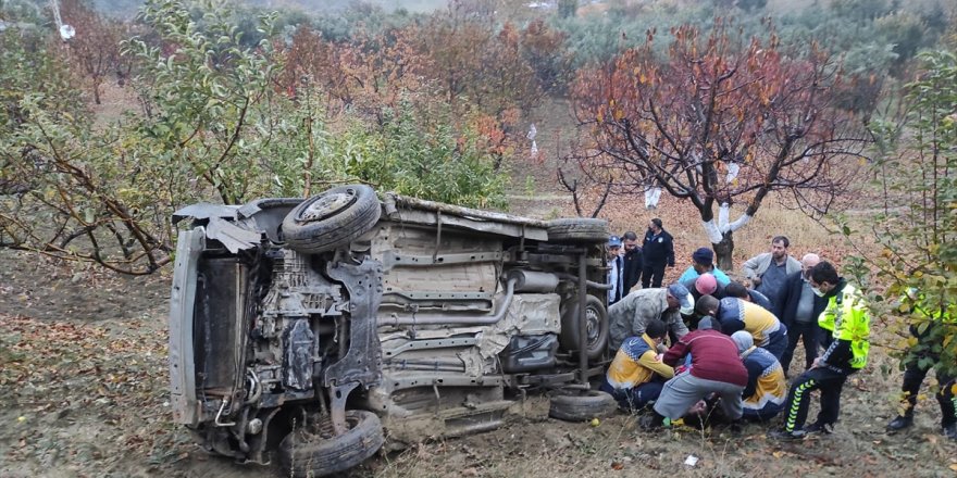 Manisa'da yoldan çıkan kamyonetin sürücüsü yaralandı