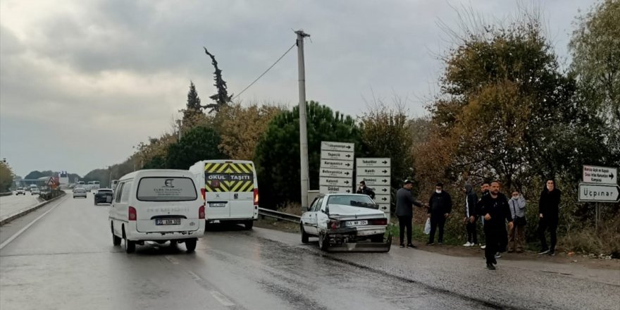 Manisa'da otomobile çarpan midibüsteki 8 işçi yaralandı