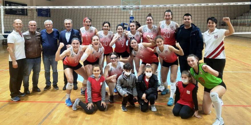 Voleybolda Ayvalıkgücü ligin güçlü ekibi Nilüfer’i devirdi