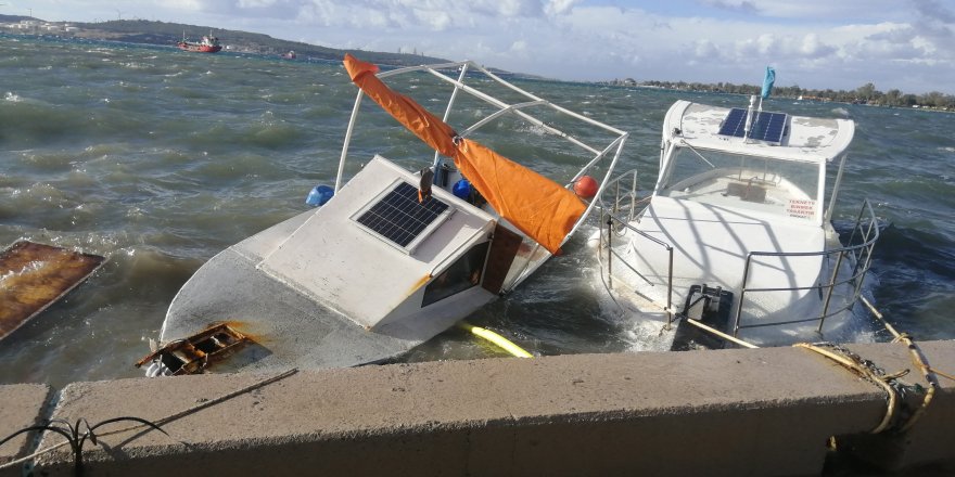 İzmir'de fırtına nedeniyle tekneler battı