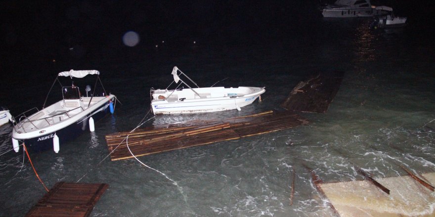 Akyaka’da lodos tekne batırdı