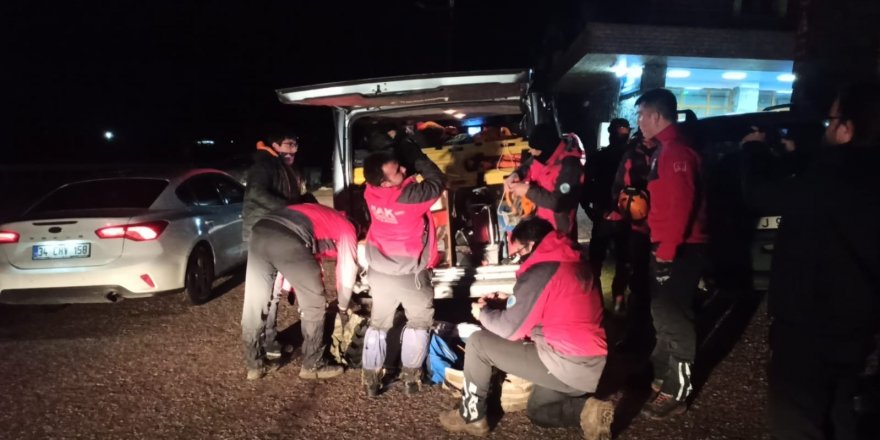 Uludağ’ın zirvesinde mahsur kalan 3 amatör dağcıya 14 saat sonra ulaşıldı