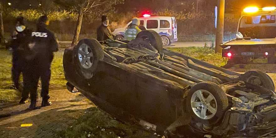 Kontrolden çıkan otomobil Adliye'nin önünde takla attı, sürücü olay yerinden kaçtı