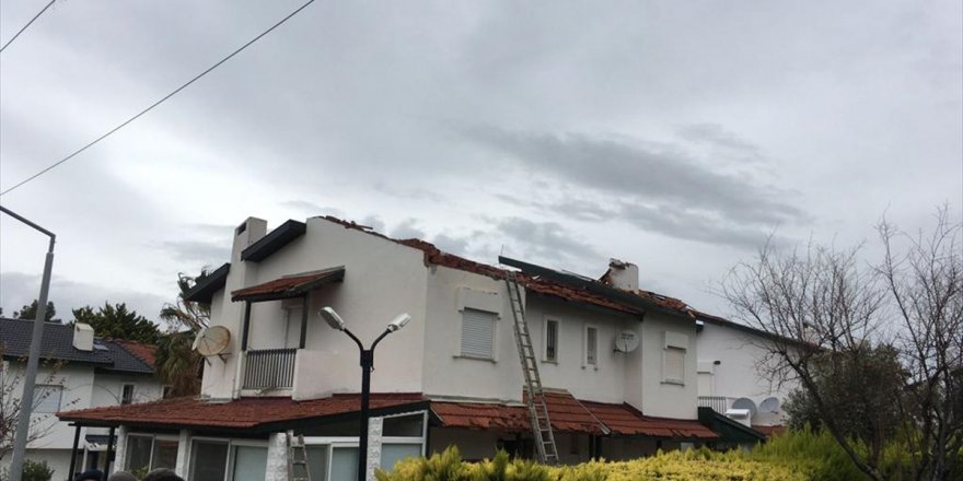 Çeşme'de oluşan hortum bazı evlerin çatılarına zarar verdi