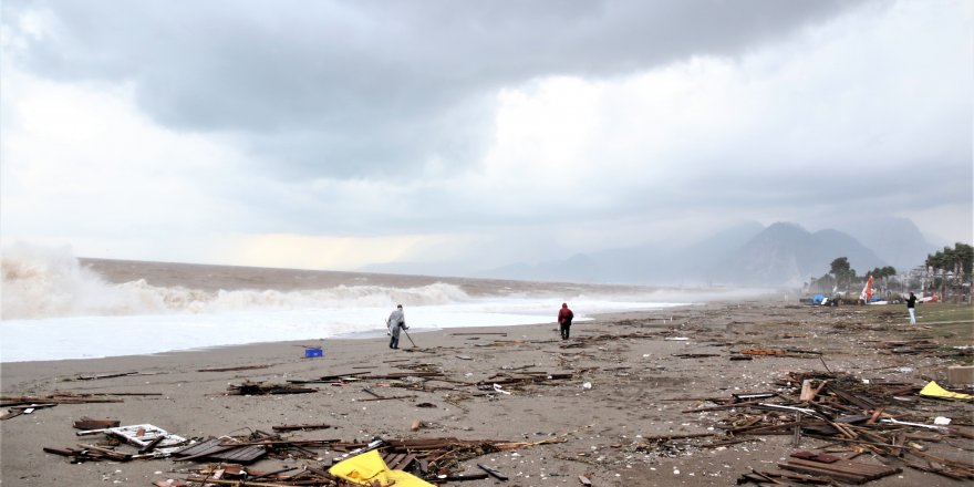 Antalya’da milyonlarca turisti ağırlayan sahil moloz yığınına döndü