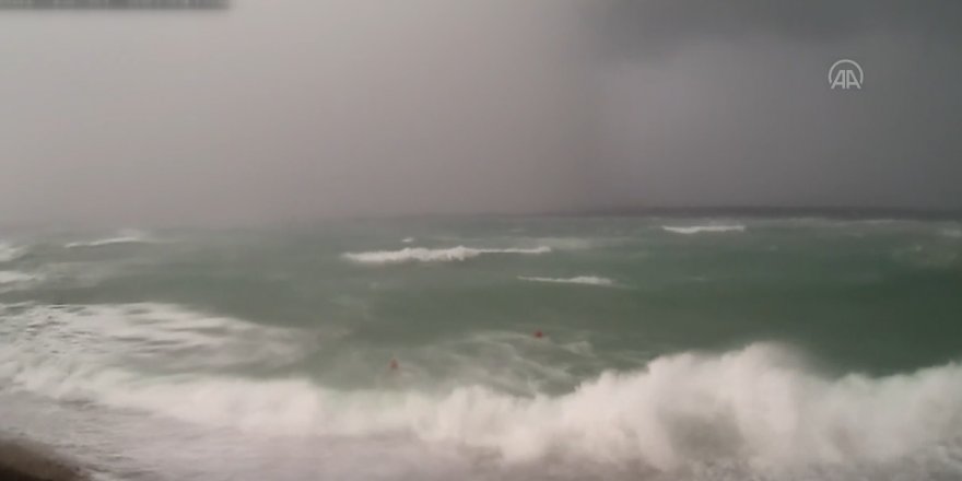 Çeşme'de oluşan hortum ve fırtına güvenlik kamerasına yansıdı