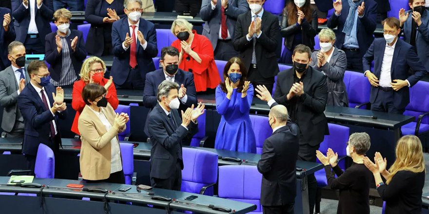 Almanya’nın ilk kadın başbakanı Merkel dönemi geride kaldı: Olaf Scholz yeni başbakan seçildi