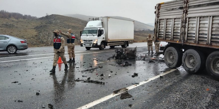 Malatya’da karşı şeride geçen tır 2 araca çarptı