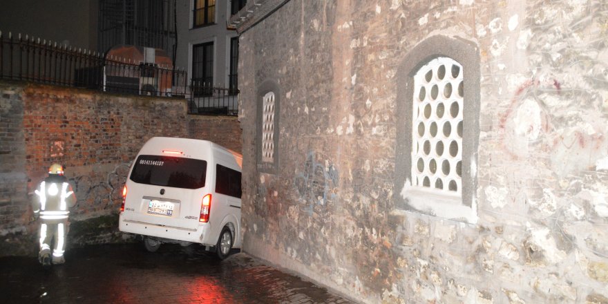 İran’dan İstanbul’a gezmeye geldiler, araçları sokakta sıkıştı