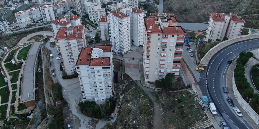 İzmir’de yıkılan istinat duvarının bilançosu havadan görüntülendi: 88 daire tahliye edildi