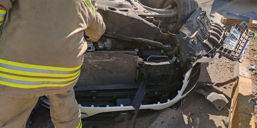 Motosiklete çarpmamak için orta direğe vuran otomobil takla attı: 4 yaralı