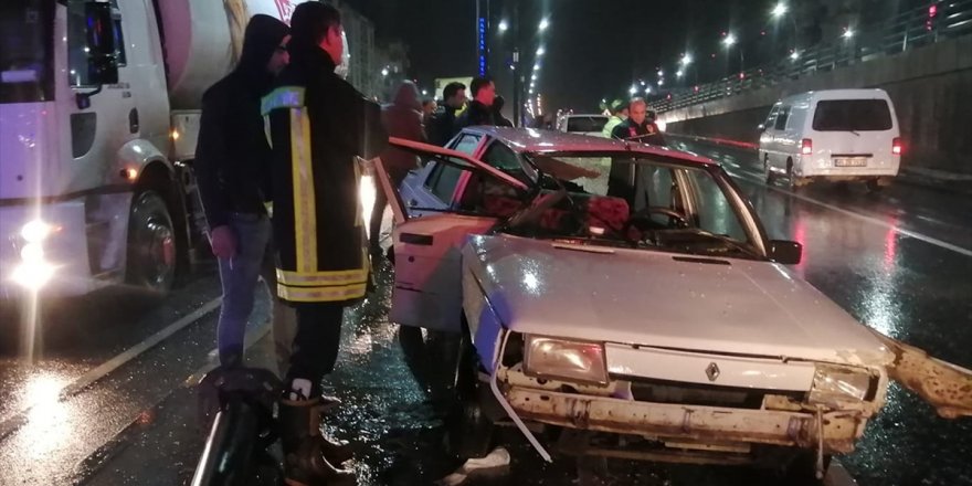 Manisa'da iki otomobilin çarpışması sonucu 3 kişi yaralandı