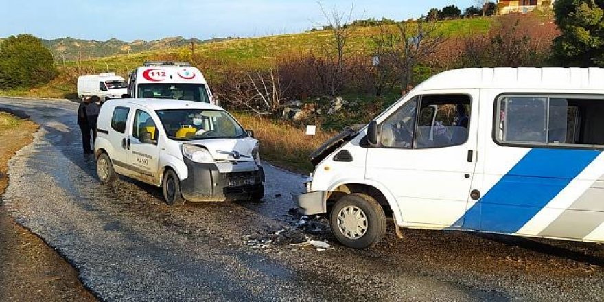 Manisa'da iki araç kafa kafaya çarpıştı: 5 yaralı