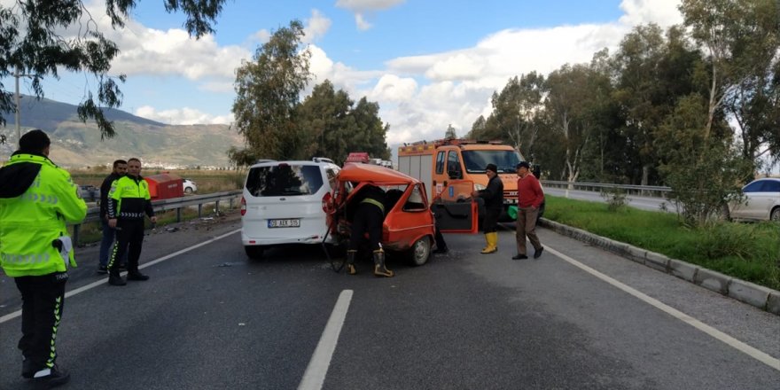 Söke'de otomobil ile hafif ticari aracın çarpışması sonucu 2 kişi yaralandı