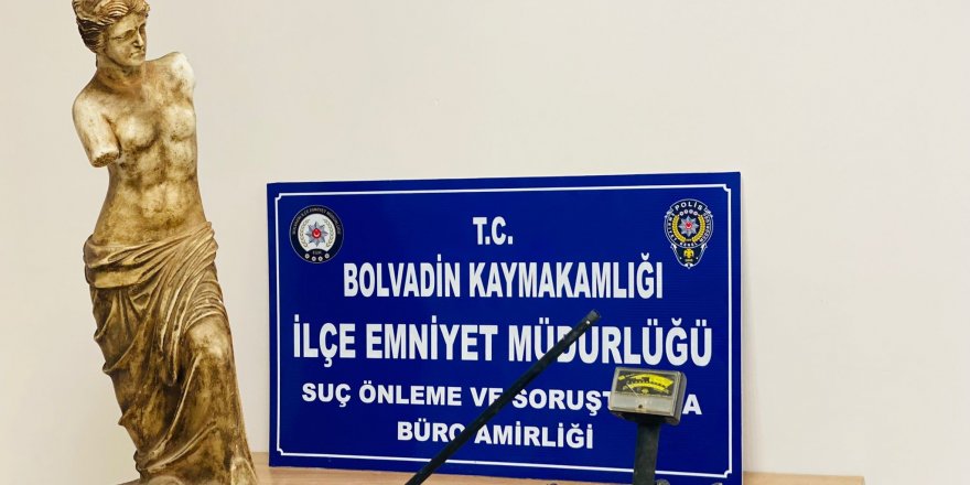 Polisin baskın düzenlediği evden 1 metre heykel çıktı