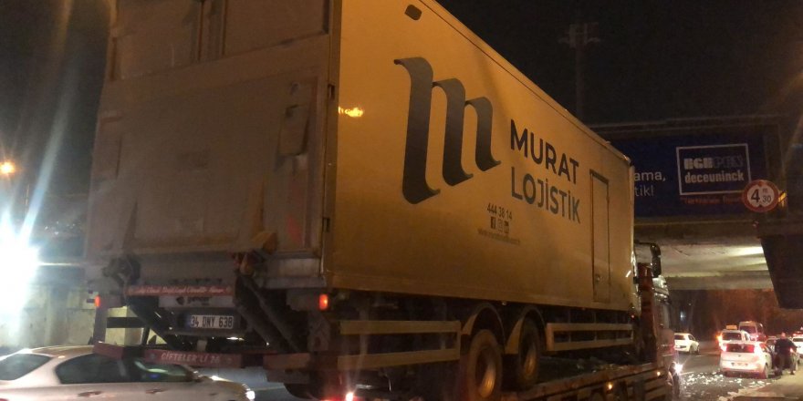 Ankara’da çekicinin taşıdığı kamyon köprüye takıldı