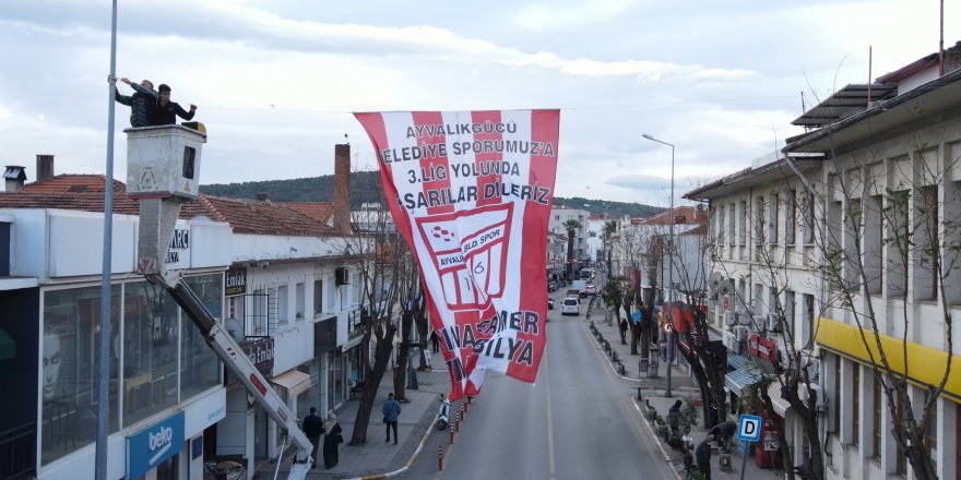 Ayvalık’ta liderlik hedefi ilçeyi bayraklarla donattırdı