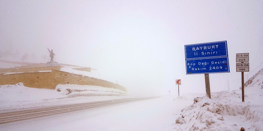 Kop dağında kar ve tipi ulaşımı olumsuz etkiledi