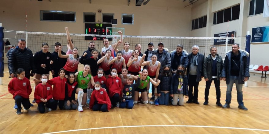 Voleybolda Ayvalık derbisini Kırmızı Şimşekler kazandı