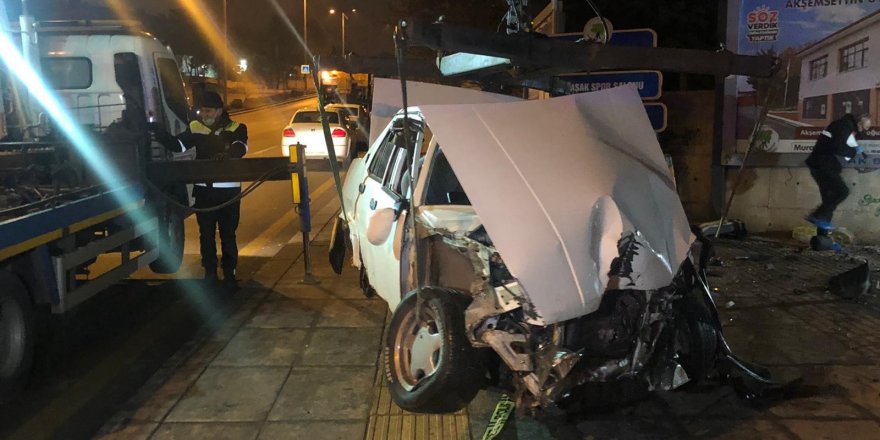Ankara’da sürücünün direksiyon hakimiyetini kaybettiği otomobil duvara çarptı:1 ölü