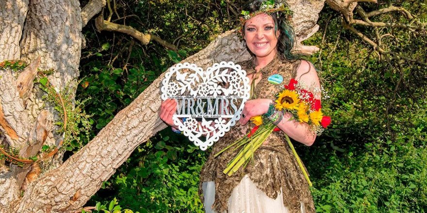 İngiltere'de ağaçla evlenen kadın, evlilik yıldönümlerini kutladı: İlk günkü heyecanımızı koruyoruz