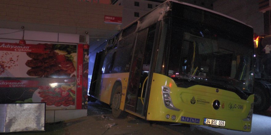 Pendik’te İETT otobüsü kaldırımla evin balkonu arasına sıkıştı