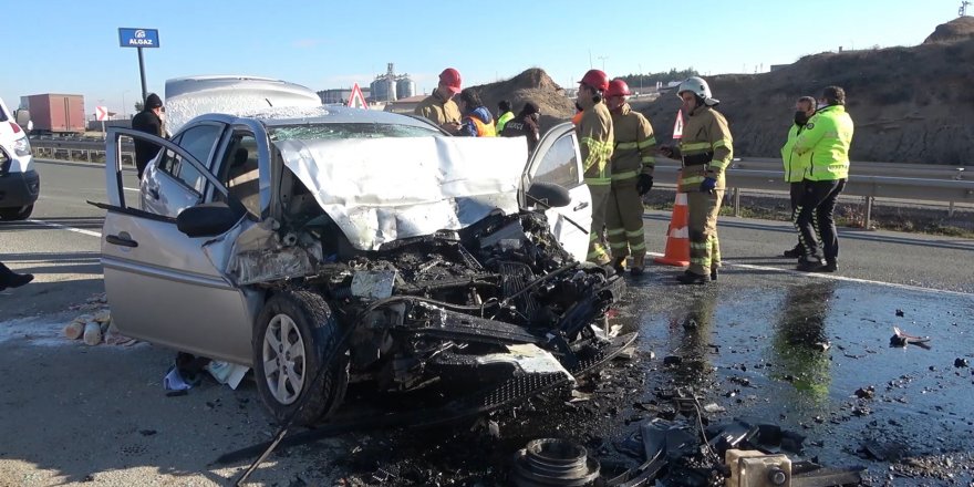Kırıkkale'de feci kaza, otomobil park halindeki otobüse çarptı: 1 ölü, 2 ağır yaralı
