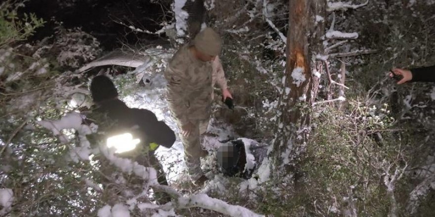 Kayıp olarak aranan şahsın cesedi, uçurumda karın altında bulundu