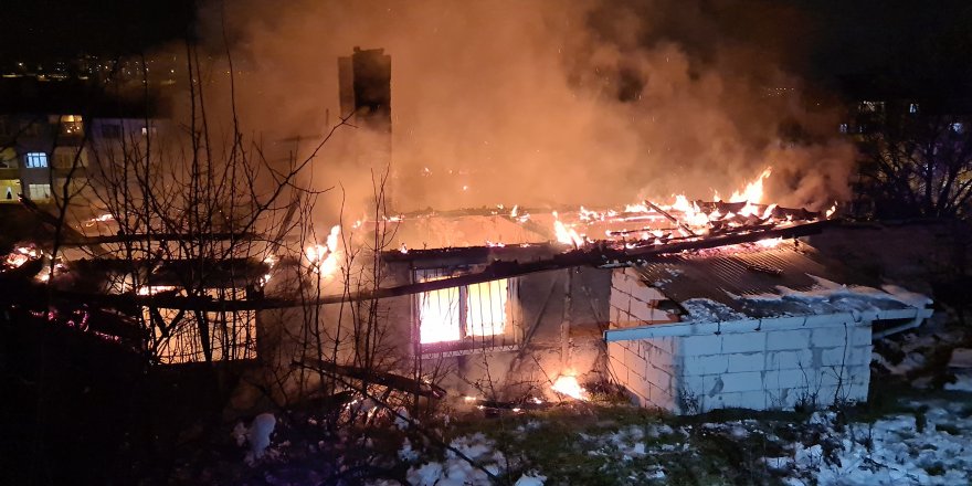 Karabük’te alevler geceyi aydınlattı, iki katlı ev kül oldu