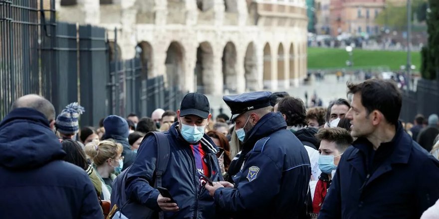 İtalya'da açık havada maske zorunluluğu getirildi, yeni yıl kutlamaları iptal edildi