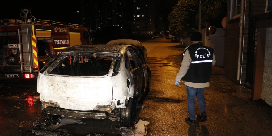 Otomobilinin üzerinde haciz olduğu için ateşe verip yaktı