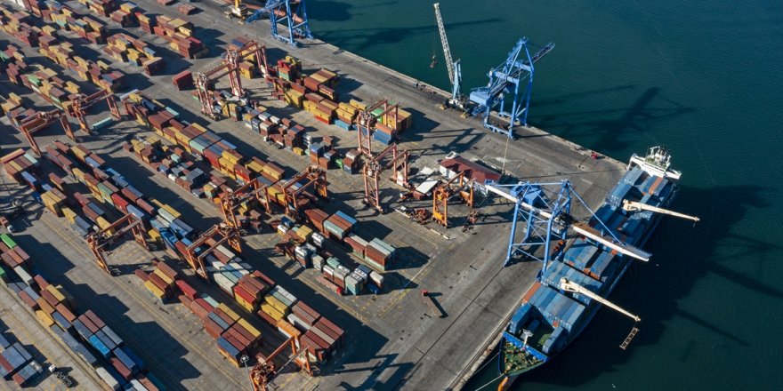 İzmir Limanı'nda yılın 11 ayında yaklaşık 8,5 milyon ton yük elleçleme yapıldı