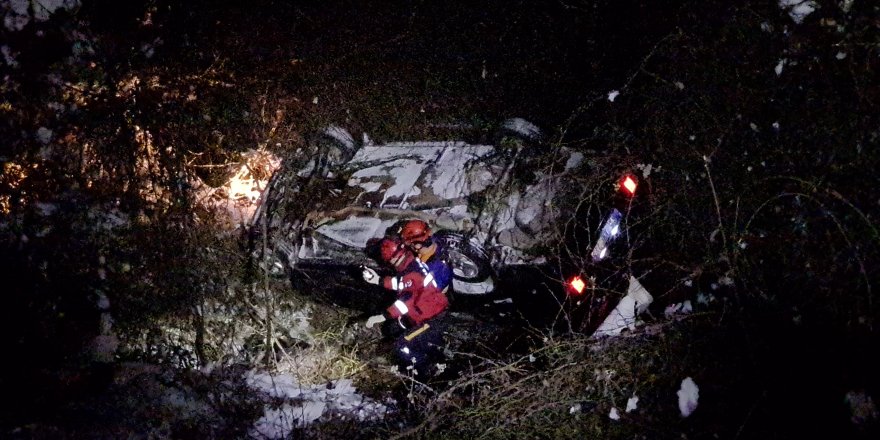 Yoldan çıkan otomobil 30 metrelik uçuruma yuvarlandı: 2 ölü