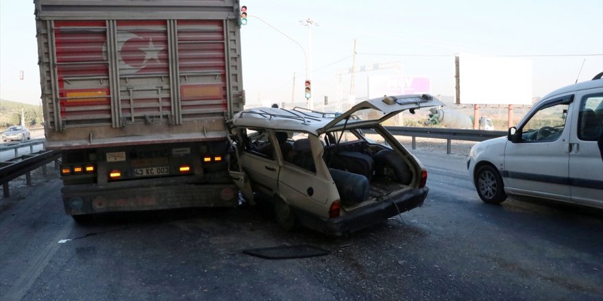 Manisa'da tıra çarpan otomobildeki 4 kişi yaralandı
