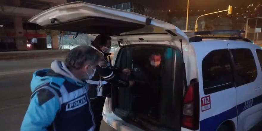 Kuyumcudan hırsızlık yapan şüpheliler, başka bir kuyumcuda yakalandı