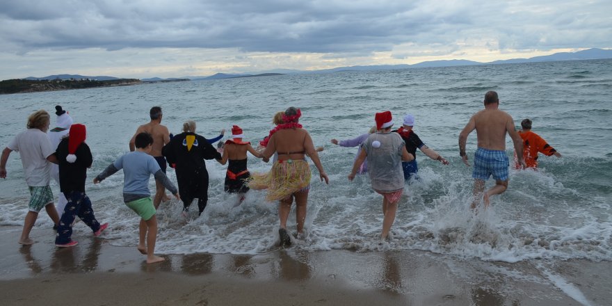 Didim’de geleneksel sokak hayvanları etkinliği için denize girildi