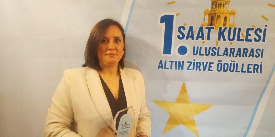 İzmir'de 'yılın en başarılı taksi sürücüsü' ödülü, kentin tek kadın taksi sürücüsüne verildi
