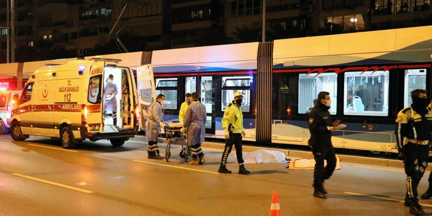 İzmir'de yolun karşısına geçmeye çalışan genç kadın otomobilin çarpması sonucu öldü