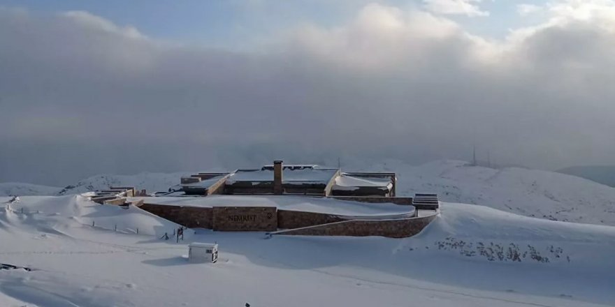Nemrut Dağı buz tuttu: Turistlerin çıkmasına izin verilmiyor