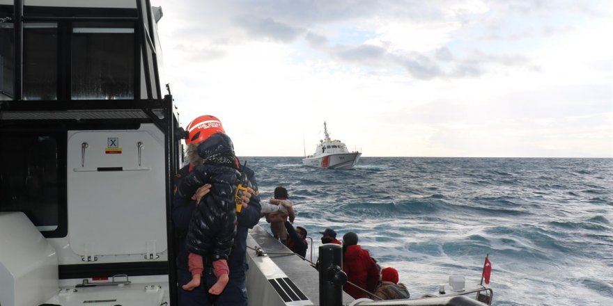 İzmir açıklarında düzensiz göçmenleri taşıyan tekne battı: 2 kişi öldü, 24 kişi kurtarıldı
