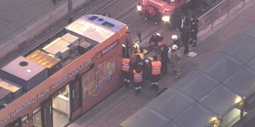 Eminönü’nde 1 kişi tramvayın altında kaldı