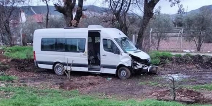 Muğla'da okul servisi ile otomobilin çarpıştığı kazada 3 öğrenci yaralandı