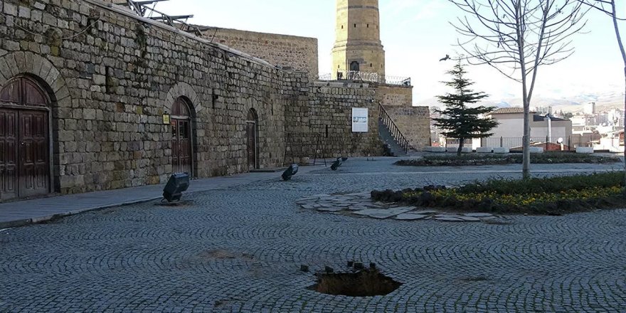 Kaleyi gezen kadın definecilerin olduğu çukura düştü