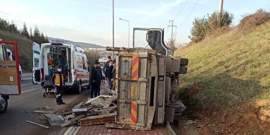 Hurda yüklü kamyonet devrildi, sıkışan sürücüyü itfaiye ekipleri kurtardı